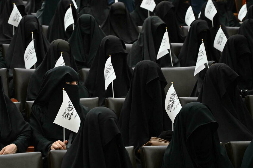 گفتگو با دختر افغان که با پوششی متفاوت در جلسه زنان حامی طالبان حضور داشت