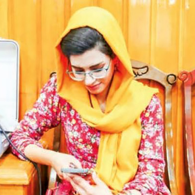 گفتگو با دختر افغان که با پوششی متفاوت در جلسه زنان حامی طالبان حضور داشت