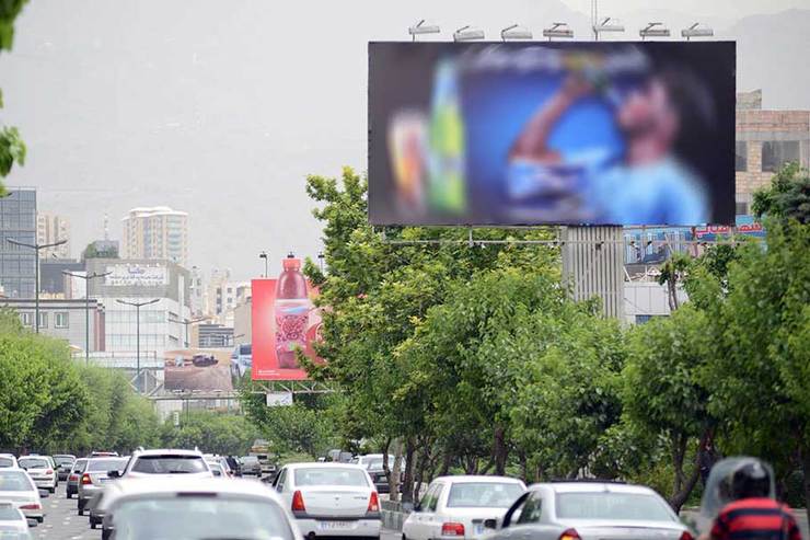 درباره جانمایی اشتباه برخی تبلیغات در شهر که سبب حواس‌پرتی رانندگان می‌شود