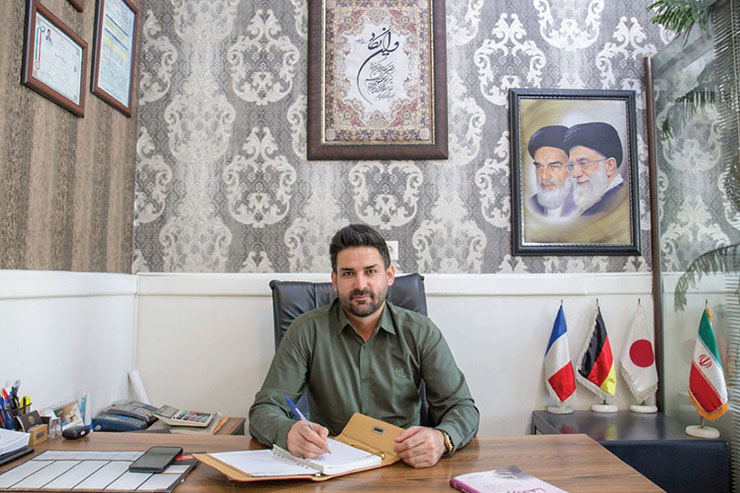 یک میز، یک تلفن و خطر فراوان یک میز، یک تلفن و خطر فراوان