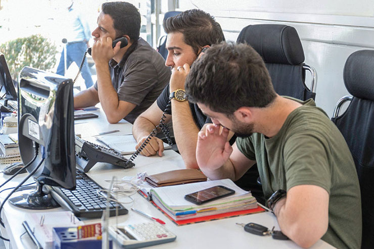 یک میز، یک تلفن و خطر فراوان یک میز، یک تلفن و خطر فراوان