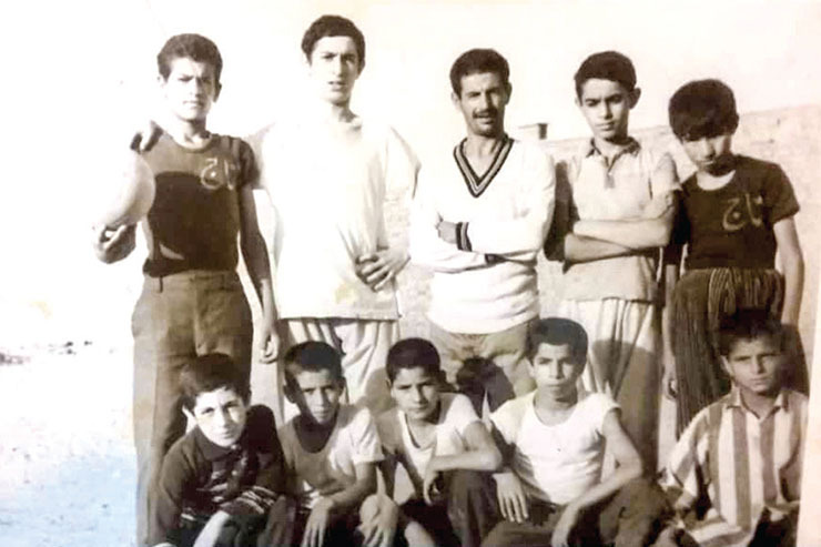 عکسی کمتردیده‌شده از فوتبالی‌های دهه ۴۰ که در زمین خاکی شهریار آبکوه گرد هم می‌آمدند و در روز‌هایی که فوتبال هنوز شکل حرفه‌ای امروزی به‌خود نگرفته بود، مشق عشق می‌کردند. از چهره‌های شاخص این تصویر که در سال ۱۳۴۹ گرفته شده است، کمالی، صادقی، فولادی و زنده‌یاد مستغنی هستند.