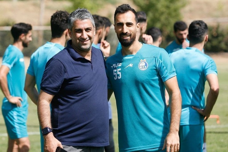 امین قاسمی نژاد به زودی ۳۵ ساله خواهد شد. به طورمعمول فوتبالیست‌ها در سن او باید از دنیای فوتبال خداحافظی کنند، اما این بازیکن تازه به خدمت باشگاه استقلال درآمده و نگاه‌ها را به سمت و سوی خود کشیده است.