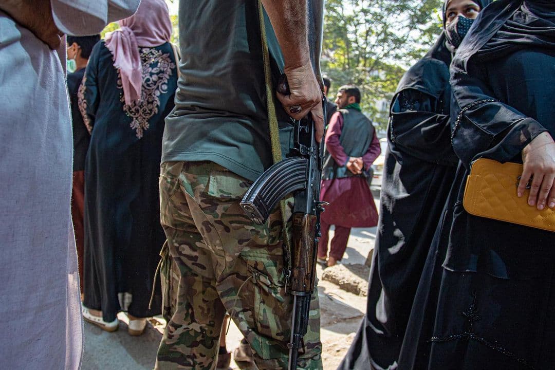 صفهای طولانی مردم در پشت درب بانکها در افغانستان + عکس صفهای طولانی مردم در پشت درب بانکها در افغانستان + عکس