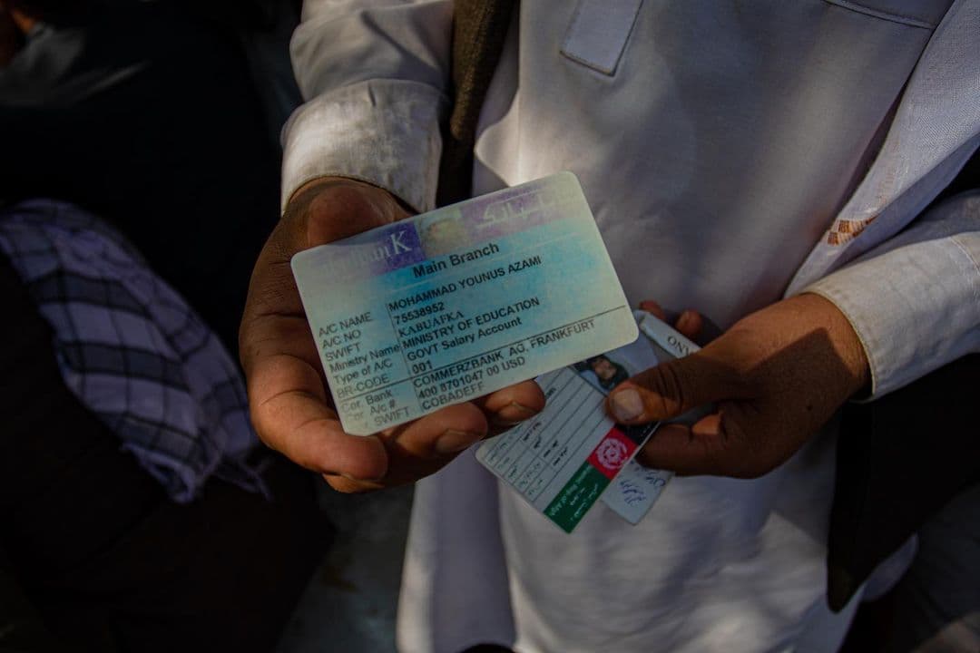 صفهای طولانی مردم در پشت درب بانکها در افغانستان + عکس صفهای طولانی مردم در پشت درب بانکها در افغانستان + عکس