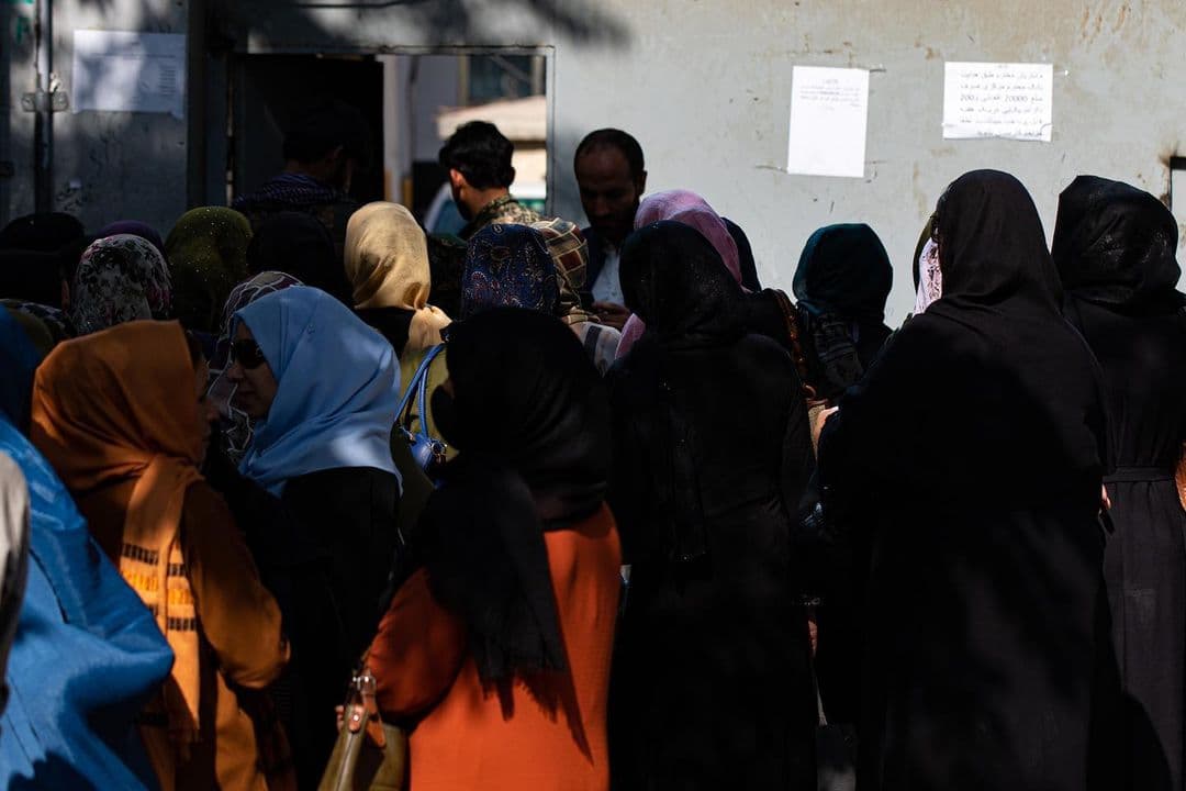 صفهای طولانی مردم در پشت درب بانکها در افغانستان + عکس صفهای طولانی مردم در پشت درب بانکها در افغانستان + عکس