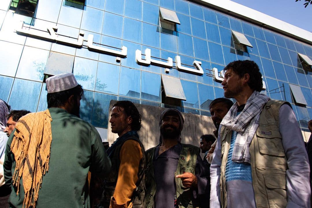 صفهای طولانی مردم در پشت درب بانکها در افغانستان + عکس صفهای طولانی مردم در پشت درب بانکها در افغانستان + عکس