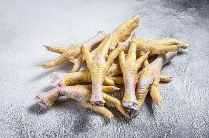 خواص بی&zwnj;نظیر &laquo;پای مرغ&raquo; برای کودکان + پاک کردن پای مرغ و طرز پخت