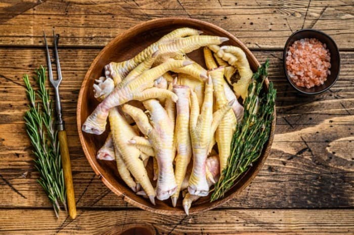 خواص بی&zwnj;نظیر &laquo;پای مرغ&raquo; برای کودکان + پاک کردن پای مرغ و طرز پخت