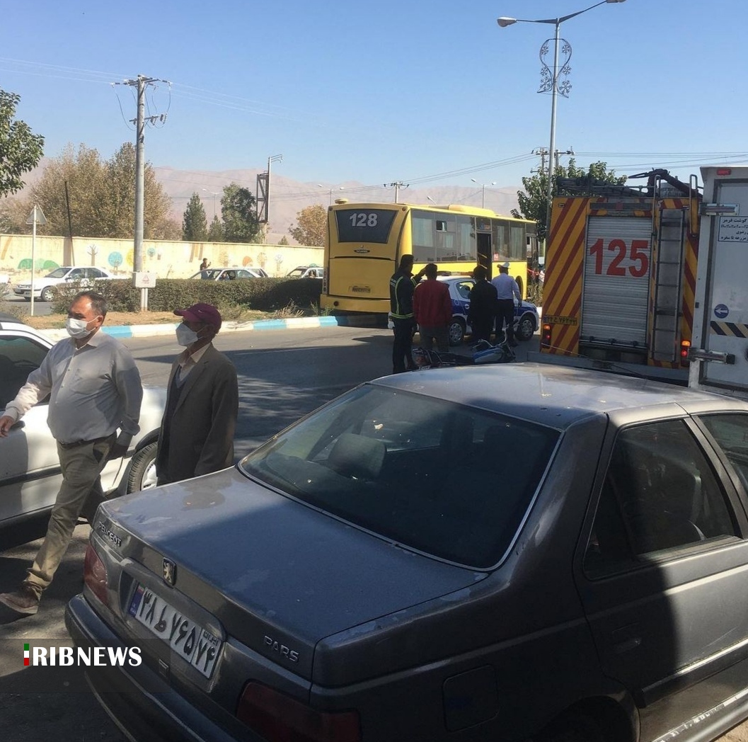 تشنج راننده، علت برخورد اتوبوس با تعداد زیادی خودرو در نیشابور + تصاویر