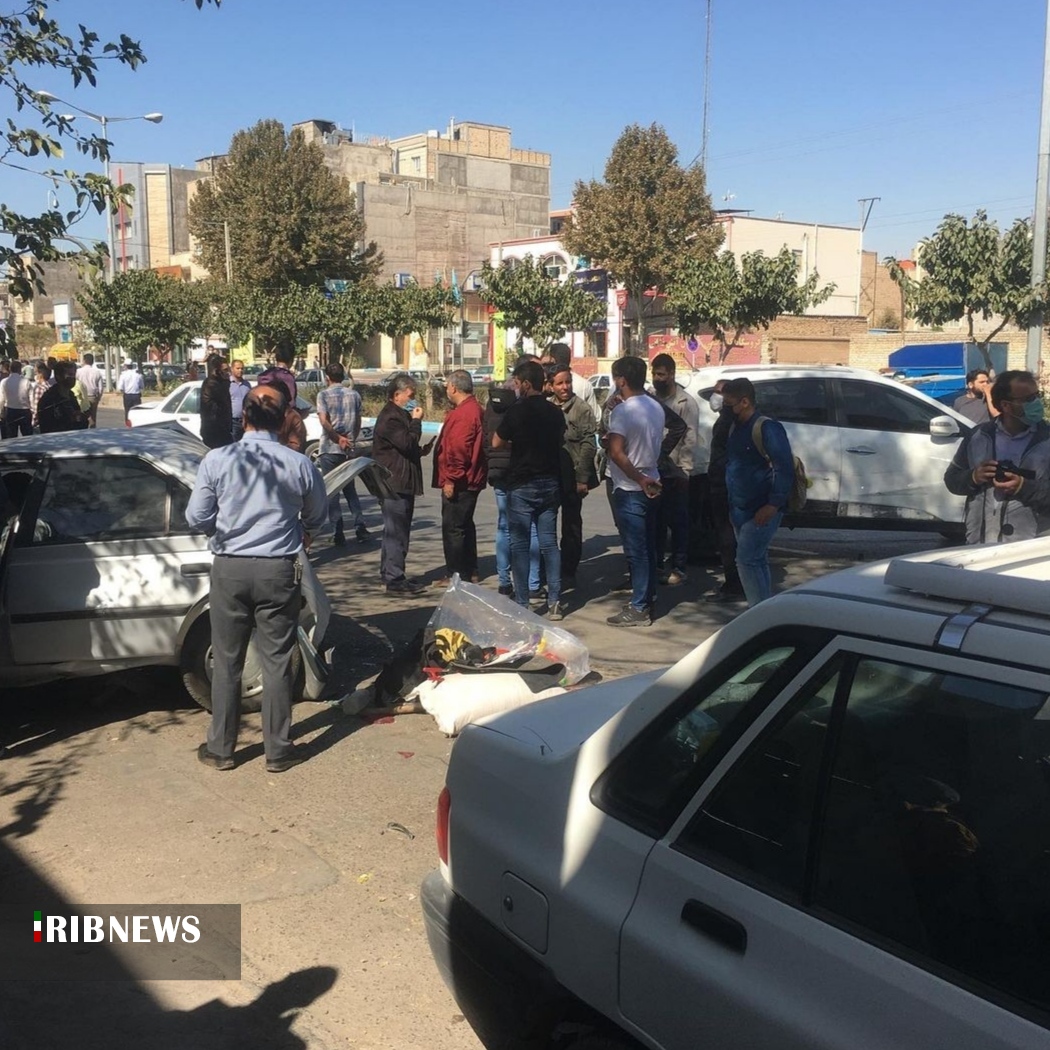 تشنج راننده، علت برخورد اتوبوس با تعداد زیادی خودرو در نیشابور + تصاویر