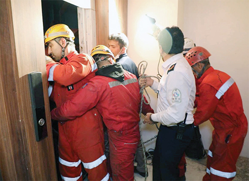 یکی میان زمین و آسمان دیگری زیر آوار