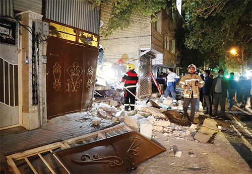 یکی میان زمین و آسمان دیگری زیر آوار