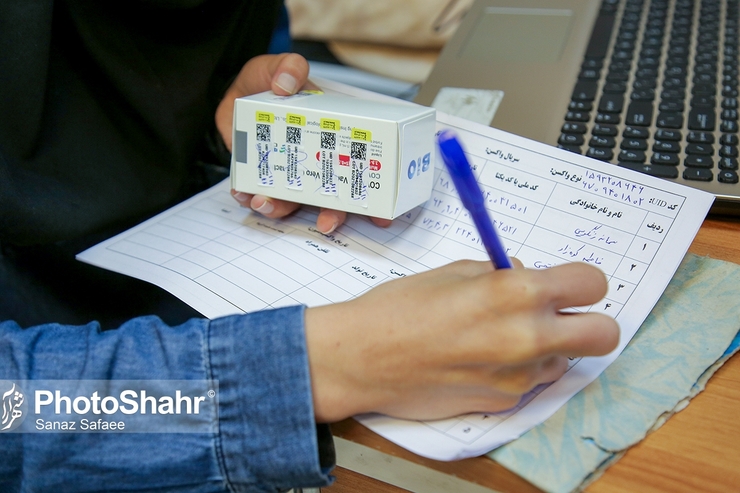 بر اساس آخرین شواهد علمی معتبر کمیته علمی کرونا، واکسیناسیون زنان باردار در مراکز واکسیناسیون توسط شبکه بهداشتی با واکسن سینوفارم انجام می‌شود، تصمیمی برای واردات واکسن فایزر وجود ندارد.