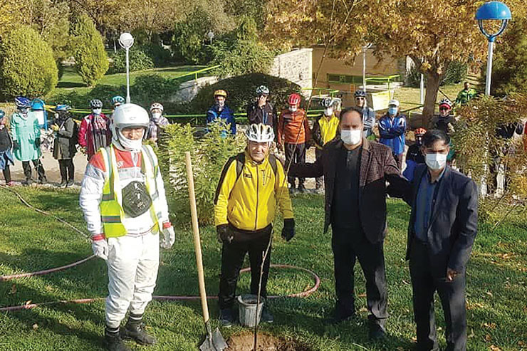 درباره کرامت عزیززاده که ۲۰ سال است دور دنیا میچرخد و درخت میکارد درباره کرامت عزیززاده که ۲۰ سال است دور دنیا میچرخد و درخت میکارد