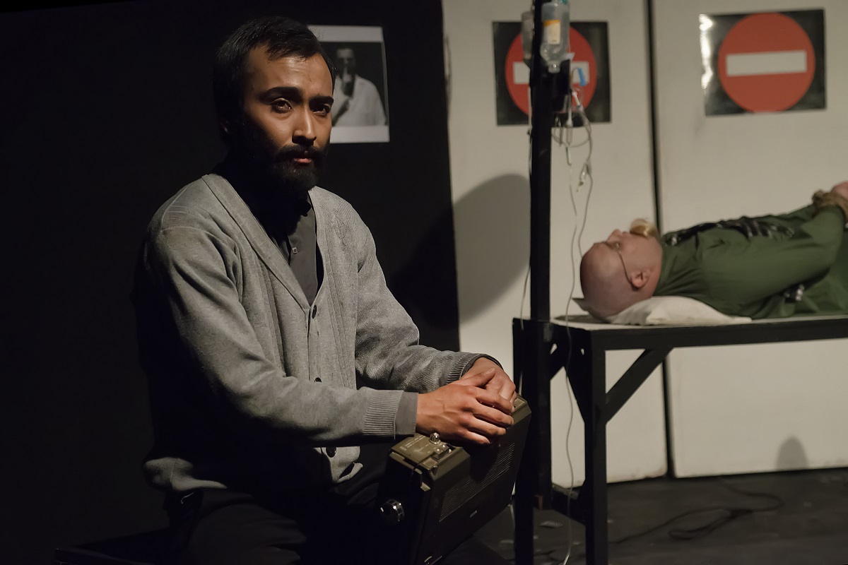 گفتگو با کارگردان نمایش «اعترافات یک زندگی غیرمعمولی» گفتگو با کارگردان نمایش «اعترافات یک زندگی غیرمعمولی»