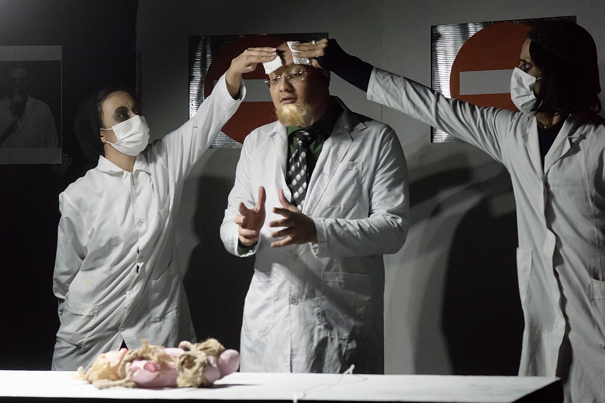 گفتگو با کارگردان نمایش «اعترافات یک زندگی غیرمعمولی» گفتگو با کارگردان نمایش «اعترافات یک زندگی غیرمعمولی»