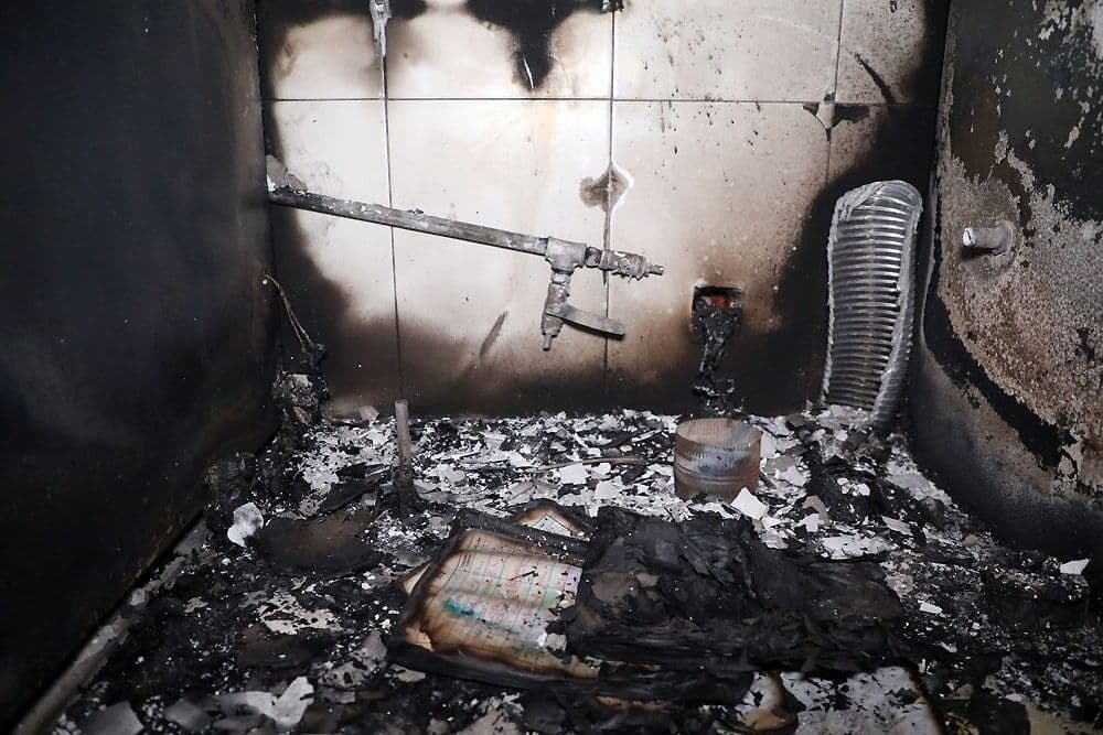 به آتش کشیدن آزمایشگاه پارسیان مشهد بهدست مرد نقابدار + عکس به آتش کشیدن آزمایشگاه پارسیان مشهد بهدست مرد نقابدار + عکس