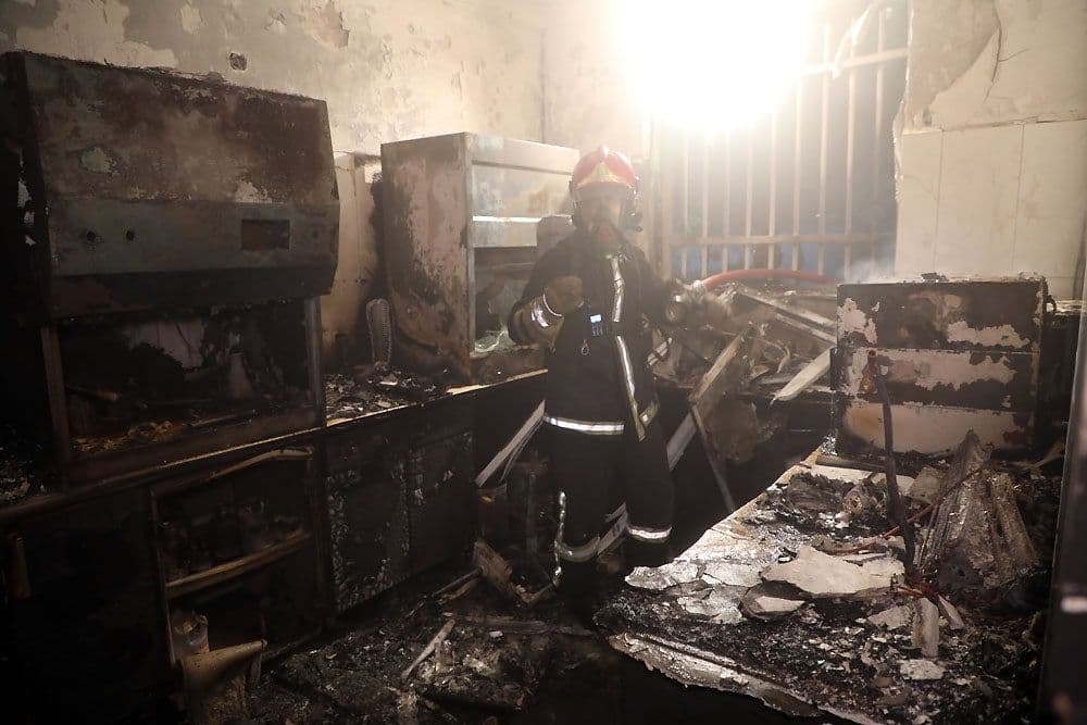 به آتش کشیدن آزمایشگاه پارسیان مشهد بهدست مرد نقابدار + عکس به آتش کشیدن آزمایشگاه پارسیان مشهد بهدست مرد نقابدار + عکس