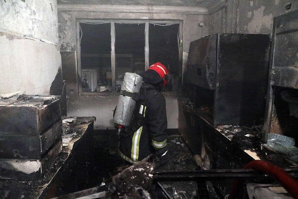 به آتش کشیدن آزمایشگاه پارسیان مشهد بهدست مرد نقابدار + عکس به آتش کشیدن آزمایشگاه پارسیان مشهد بهدست مرد نقابدار + عکس