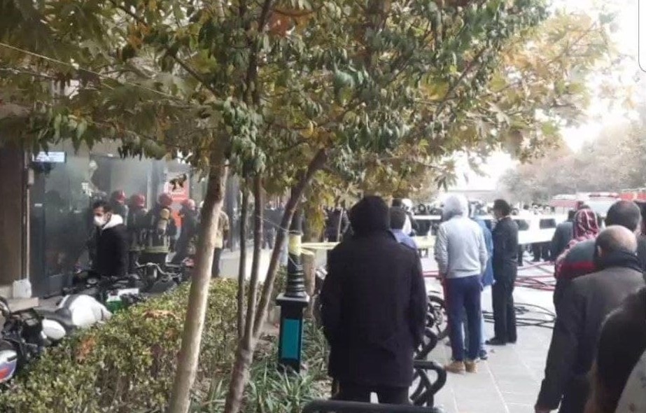 آتش‌سوزی یک فروشگاه چرم در احمدآباد مشهد + فیلم و عکس