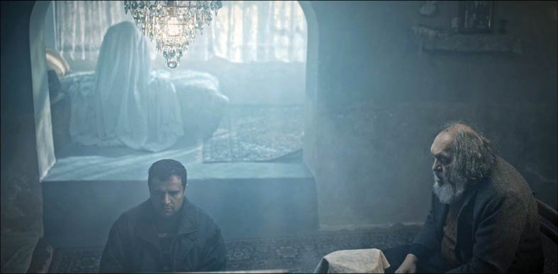 نگاهی به فیلم «پوست» | یا چطور با منشور قصه، شیشه طلسم سینمای ایران را بشکنیم؟ نگاهی به فیلم «پوست» | یا چطور با منشور قصه، شیشه طلسم سینمای ایران را بشکنیم؟