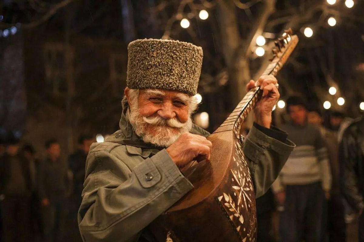 نگاهی به فیلم «پوست» | یا چطور با یک منشور، شیشه طلسم سینمای ایران را بشکنیم؟ نگاهی به فیلم «پوست» | یا چطور با یک منشور، شیشه طلسم سینمای ایران را بشکنیم؟