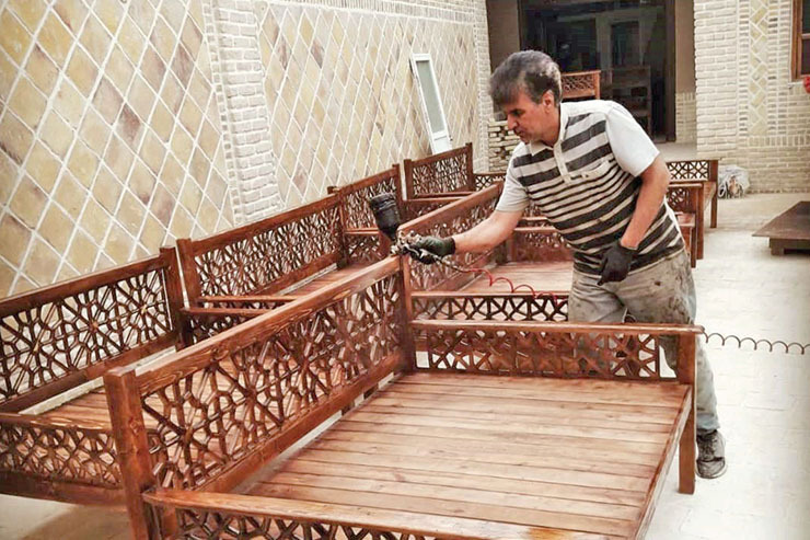 تخت‌های چوبی در گوشه دنج کوچه‌ای در محله آبکوه ما را به سمت خود جذب می‌کند. نزدیک‌تر که می‌شویم بوی چوب را حس می‌کنیم و خاک‌اره‌هایی که نشان از هنر دستان یک هنرمند دارد. اینجا کارگاه چوب محمدرضا محمدجانی سمنگانی است. او ساکن محله است و تولیدات چوبی خود را نه‌تن‌ها به تمام مناطق شهر بلکه به شهر‌ها و حتی کشور‌های دیگر نیز ارسال کرده است.