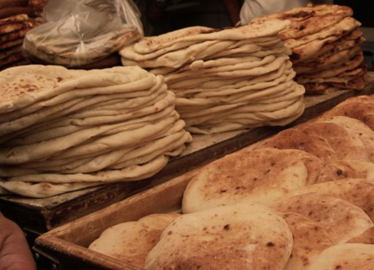 نان جز موادغذایی اصلی هر فرد می‌باشد، اما باید بدانید مصرف زیاد نان می‌تواند برای شما مشکل ساز شود در واقع با مصرف زیاد نان مقدار زیادی نمک میخورید که موجب افزایش فشار خون شما می‌شود علاوه بر این مصرف زیاد نان سفید می‌تواند موجب کم خونی، یبوست و سایر بیماری‌ها شود.