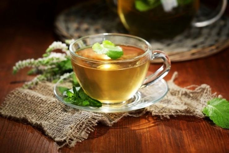 آویشن گیاهی است که علاوه بر معروفیت در آشپزی، کاربرد پزشکی نیز دارد، زیرا به خاطر خواص آرامبخشی می‌تواند درد‌های گلو و سرما خوردگی را تسکین دهد.
