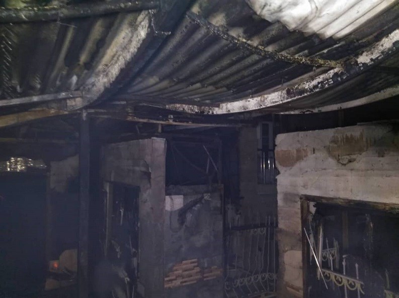 لحظه نجات معجزهآسای فرد گرفتار شده در آتشسوزی خانیآباد تهران + فیلم و عکس لحظه نجات معجزهآسای فرد گرفتار شده در آتشسوزی خانیآباد تهران + فیلم و عکس