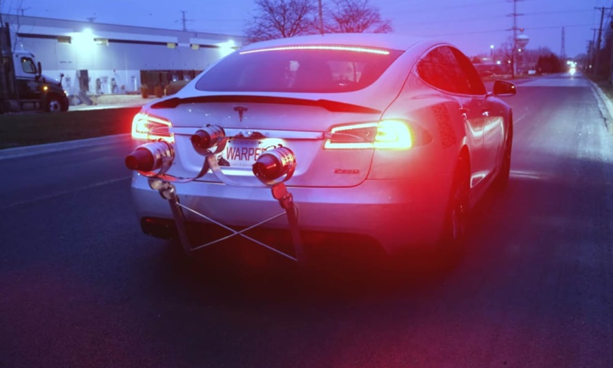 تسلا برای تقویت سرعت خودروهایش از موتور جت استفاده می کند!