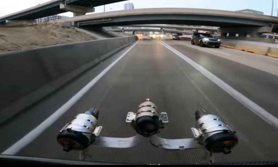 تسلا برای تقویت سرعت خودروهایش از موتور جت استفاده می کند!