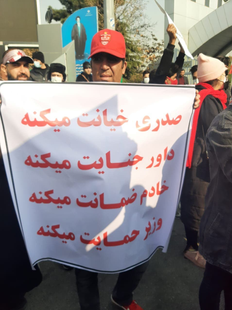 اعتراض شدید هواداران پرسپولیس مقابل وزارت ورزش| میخواهند استقلال را قهرمان کنند! اعتراض شدید هواداران پرسپولیس مقابل وزارت ورزش| میخواهند استقلال را قهرمان کنند!