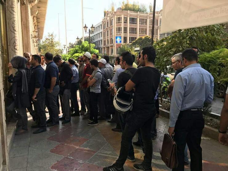 از قرار معلوم، تشکیل صف‌های خرید ارز در برابر صرافی‌ها تمامی ندارد. حتی انتشار اخبار متعدد درباره اختلاف نرخ ارز در بازار آزاد و صرافی ملی نیز، در تغییر رویه موجود کارساز نبوده است.