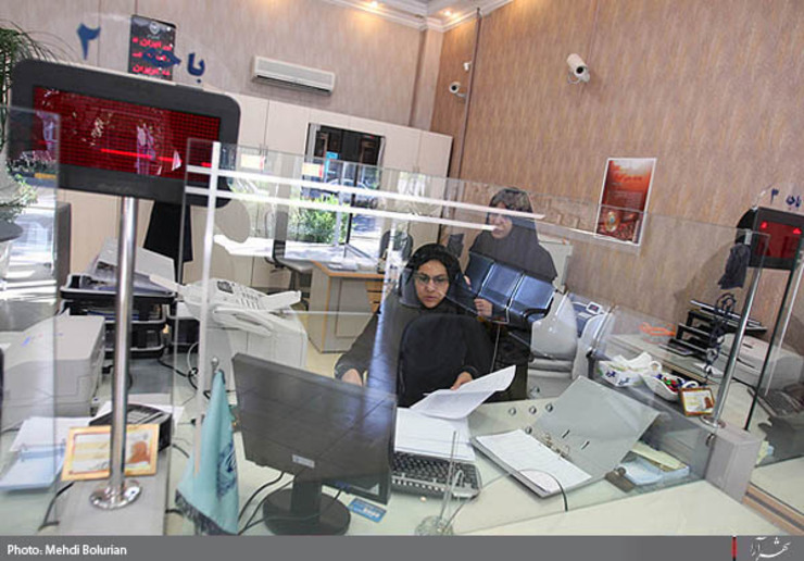 برخی از افراد برای گرفتن تسهیلات از بانک باید ضامن مورد تایید به بانک معرفی کنند. شرایط سخت پیدا کردن ضامن و مبالغ پایین بانک‌ها برای پرداخت وام به مشتریان، باعث شکل‌گیری موسساتی شده است که بر روی سند خودرو یا خانه به متقاضیان وام می‌دهند. اما شرایط این موسسات چگونه است؟