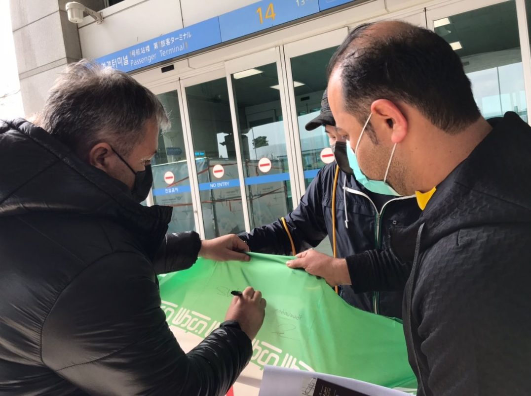 اسکوچیچ پرچم به دست در کره جنوبی+عکس اسکوچیچ پرچم به دست در کره جنوبی+عکس