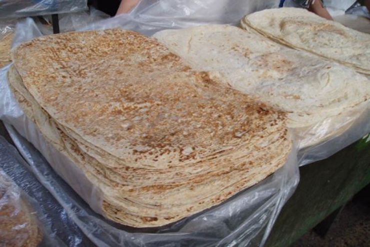 مدیر بازرسی و نظارت بر اصناف مشهد گفت: همزمان با ایام نوروز ۱۹ غرفه عرضه نان بسته بندی شده به صورت ویژه برای زائران در اطراف حرم مطهر رضوی تعبیه شده است که تامین کننده نان این غرفه ها، شرکت نان رضوی، سازمان میادین و میوه و تره بار و اتحادیه نانوایان مشهد هستند.