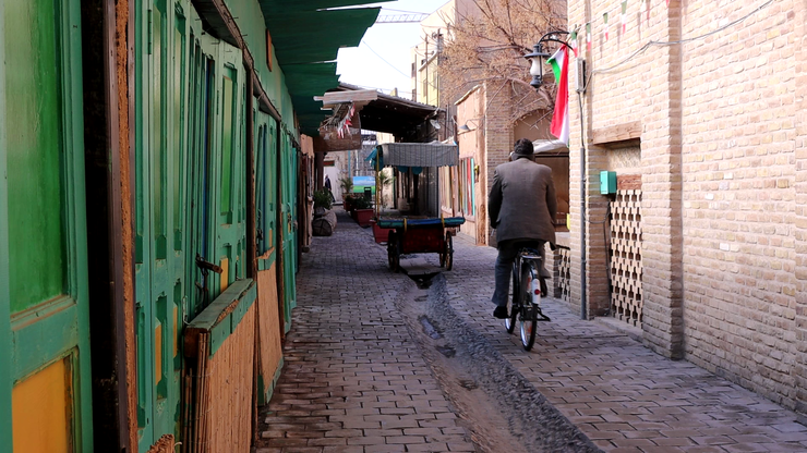 اگر گذرتان به کوچه نوغان بیافتد هیچ بعید نیست که دقایقی زمان را گم کنید و خود را در پیچ و خم کوچه های قدیم مشهد بیابید. کوچه ای هزار و پانصد ساله که هنوز هم یکی از پر رفت و آمدترین کوچه‌های اطراف حرم مطهر رضوی است. ویدئو قسمت هجدهم از خاطره بازی با مشهد برای ناشنوایان عزیز مناسب سازی شده است.