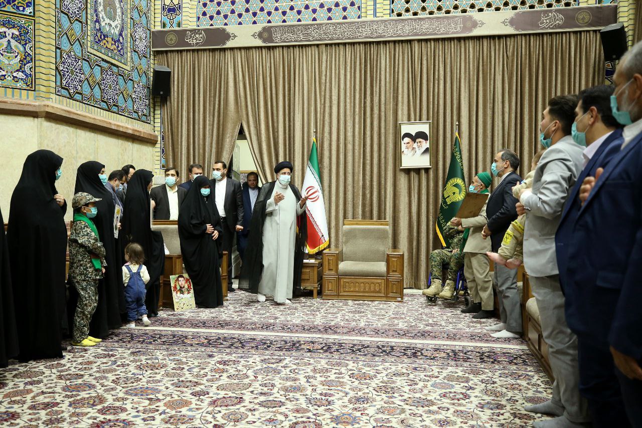 رئیس جمهور با خانواده شهدا و ایثارگران در حرم مطهر رضوی دیدار کرد + تصاویر