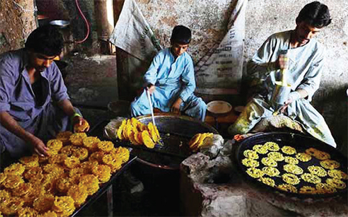 افطاری ملل در سفره مشهد افطاری ملل در سفره مشهد