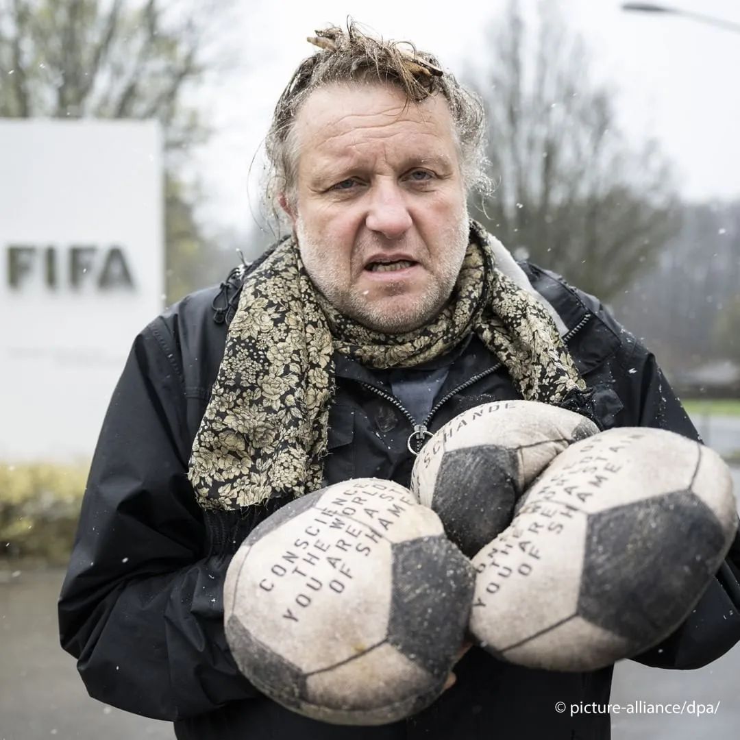 ۶۵۰۰ توپ فوتبال به یاد کارگران کشته شده در قطر ۶۵۰۰ توپ فوتبال به یاد کارگران کشته شده در قطر