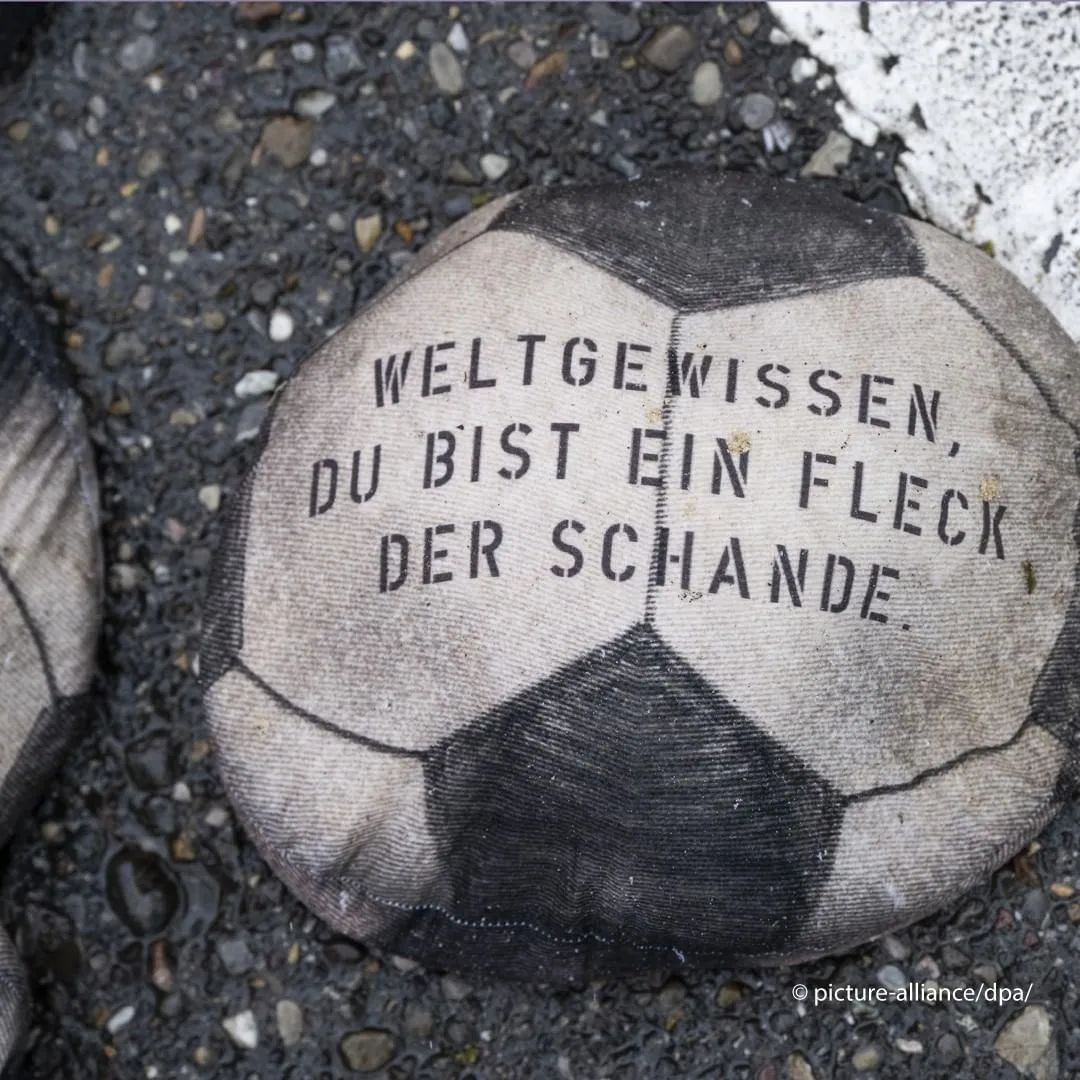 ۶۵۰۰ توپ فوتبال به یاد کارگران کشته شده در قطر ۶۵۰۰ توپ فوتبال به یاد کارگران کشته شده در قطر