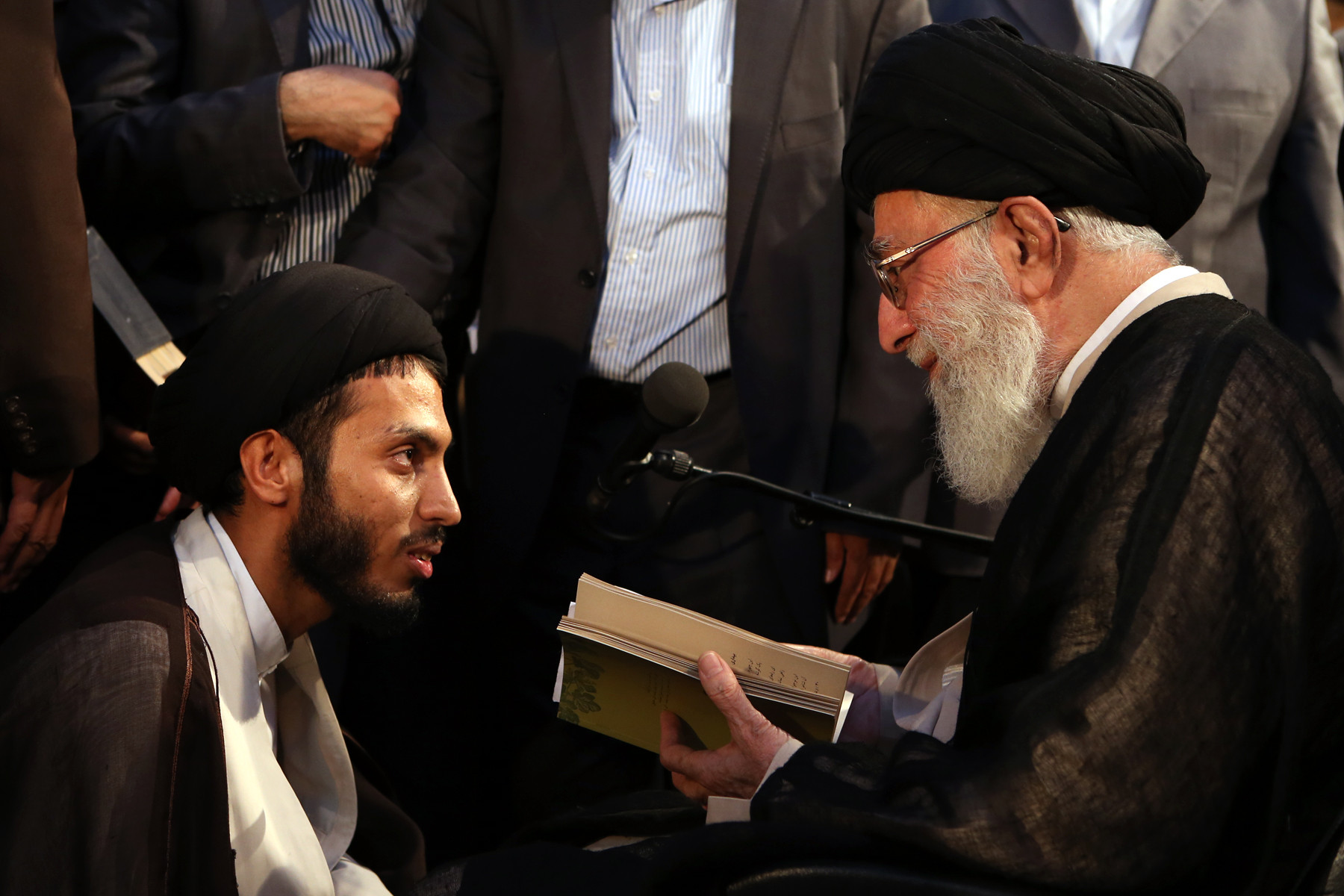 دُرِّ دری در نگاه رهبری | روایت&zwnj; شاعران افغانستانی از  دیدار با آیت&zwnj;الله خامنه&zwnj;ای