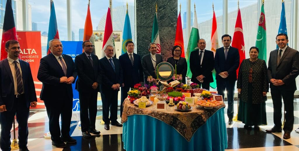 سفره هفتسین ایران در سازمان ملل بههمراه حافظ خوانی تخت روانچی + تصاویر سفره هفتسین ایران در سازمان ملل بههمراه حافظ خوانی تخت روانچی + تصاویر