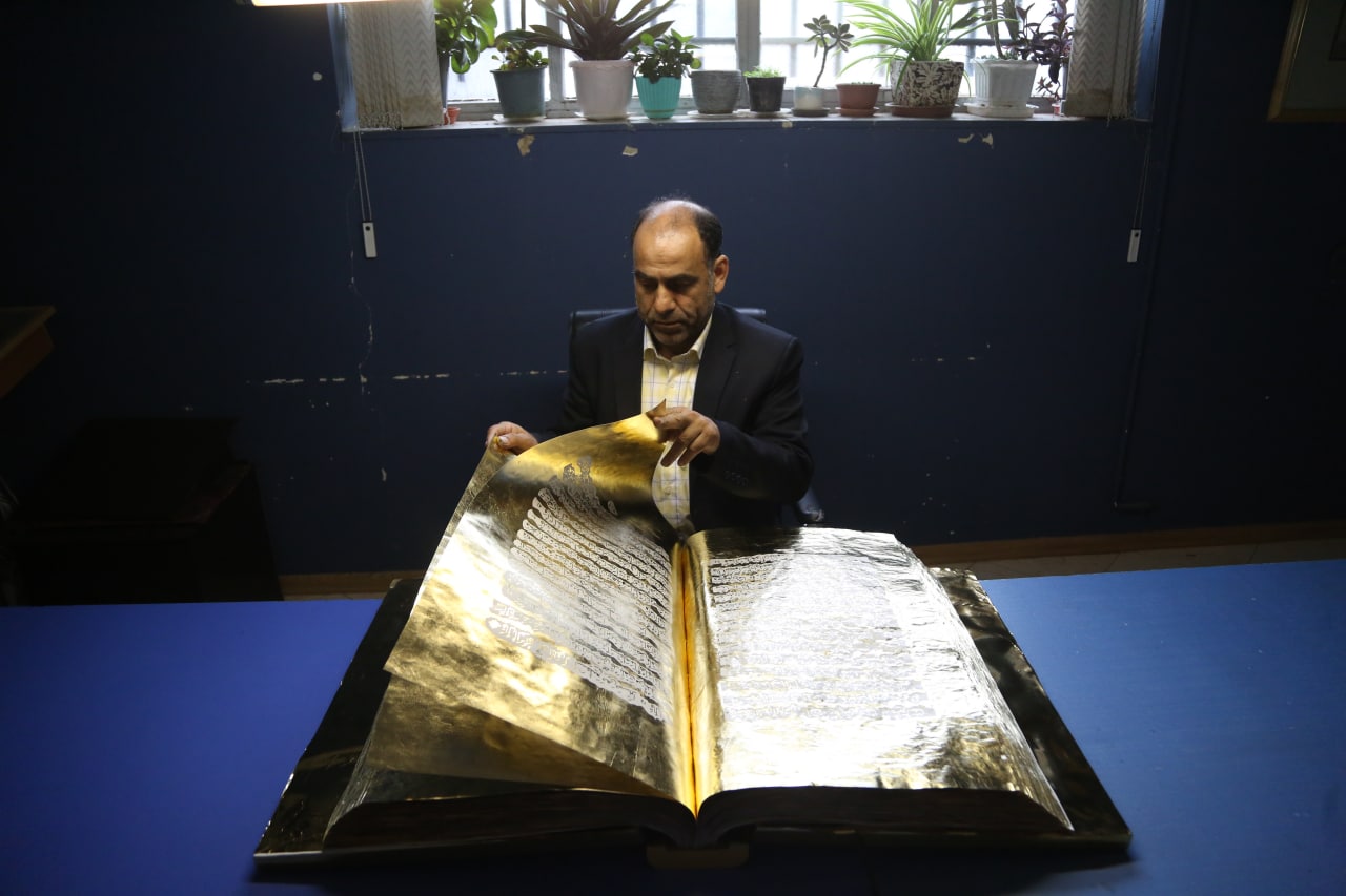 علیرضا بهدانی کتابت پنجاه وهفتیمن قرآن را به پایان رساند علیرضا بهدانی کتابت پنجاه وهفتیمن قرآن را به پایان رساند