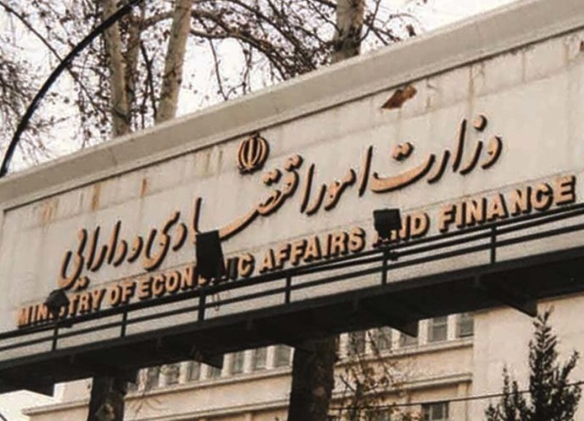 وزارت اقتصاد اعلام کرد: ادعای وضعیت مطلوب خزانه در پایان دولت دوازدهم در حالی تکرار می‌شود که نه یک خزانه خالی بلکه یک خزانه بدهکار از این دولت بر جا مانده بود.