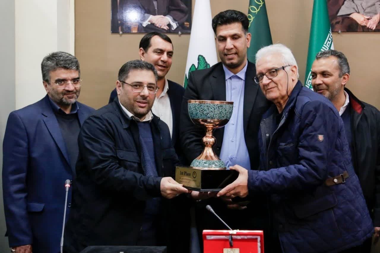 اهدای 4 جام هندبالیستهای ایران به موزه آستان قدس رضوی اهدای 4 جام هندبالیستهای ایران به موزه آستان قدس رضوی