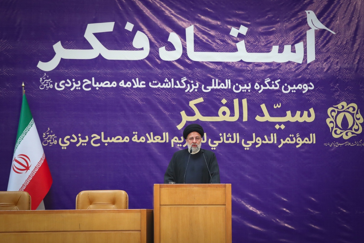 رئیس‌جمهور با بیان اینکه برای بیان حق نباید از فضاسازی ترسید، گفت: علامه مصباح به عنوان عمار انقلاب و ولایت و شهید سلیمانی به عنوان مالک اشتر انقلاب و ولایت در عرصه اعلام مواضع، دشمن‌شناسی، دشمن‌ستیزی، شناخت و بسیج نیرو‌ها برای مقابله با فتنه‌ها و توطئه‌گران به آنچه وظیفه خود تشخیص دادند، به درستی عمل کردند.