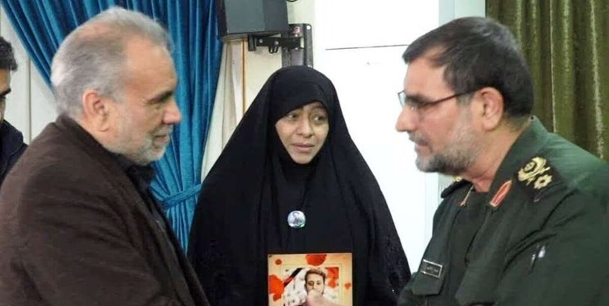 فرمانده نیروی دریایی سپاه با خانواده دانیال رضازاده یکی از شهدای مدافع امنیت مشهد دیدار کرد.
